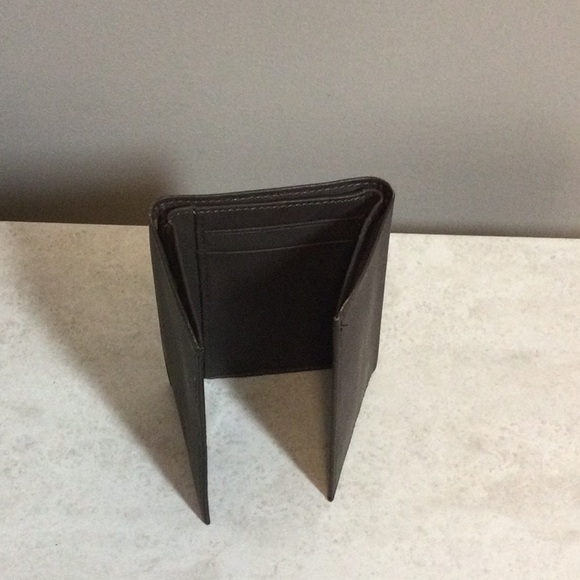 NWT Wilson’s Brown Leather trifold wallet - Picture 1 of 9